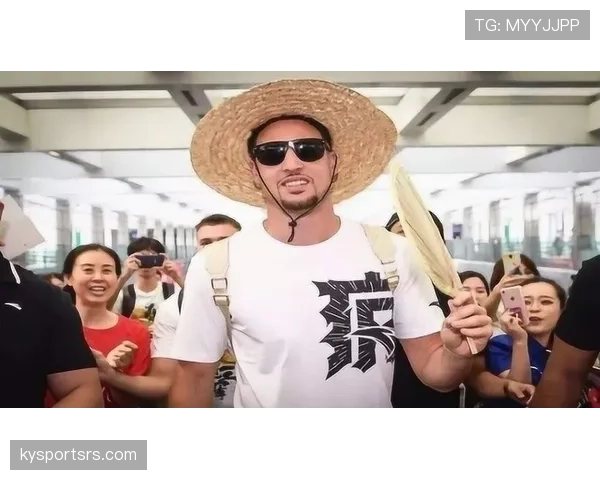 乔丹·汤普森这生活真不一般，训练完还开豪车去逛街，普通人想象不到啊