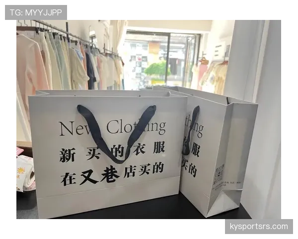 柳雅慧逛街像开秀，手提袋堆成小山，我看着钱包瑟瑟发抖